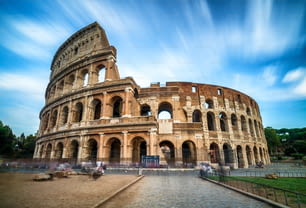Kolosseum in Rom, Italien - Langzeitbelichtung. Das Kolosseum von Rom wurde in der Zeit des antiken Roms im Stadtzentrum erbaut. Es ist das Hauptreiseziel und die Touristenattraktion Italiens.