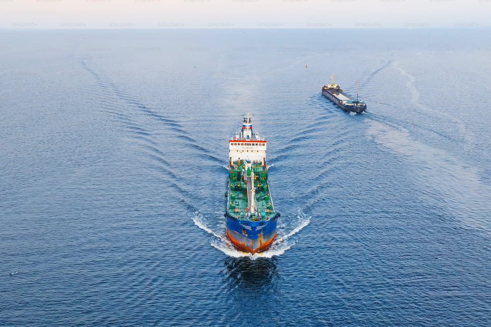 Un buque cisterna de carga con productos petrolíferos flota en el agua en el Golfo de los Mares del Norte, vista aérea