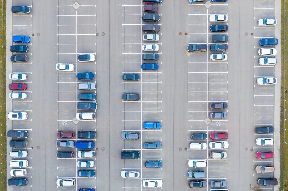 Parkplatz in einem Wohngebiet der Stadt, Luftaufnahme von oben