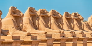 Célèbre allée de sphinx de Karnak avec une tête de chèvre à Louxor ou dans l’ancienne Thèbes. Destinations de voyage en Égypte