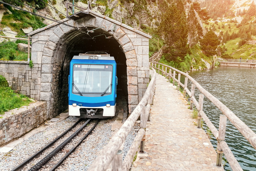 Il treno lascia il tunnel tra le montagne