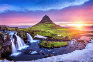 아이슬란드에서 일출 때 키르크유펠. 아름다운 풍경과 일출.