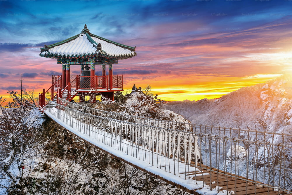夕暮れ時のヤクサーム寺院、冬の錦茂山山脈、韓国の有名な山々。