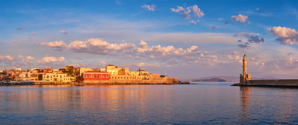 Panorama do pitoresco antigo porto de Chania é um dos marcos e destinos turísticos da ilha de Creta na parte da manhã ao nascer do sol. Chania, Creta, Grécia