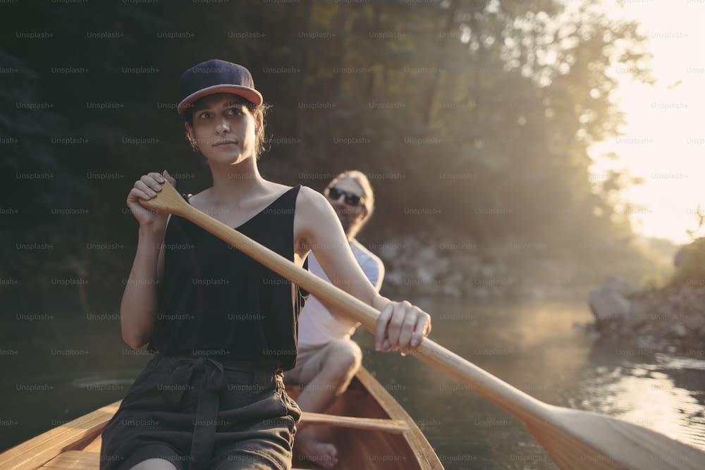 森の湖でカヌーを漕ぐ女性、コピース�ペース。