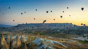 Balão de ar quente colorido voando sobre a Capadócia, Turquia.