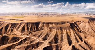 Vista aérea de una meseta o cresta plana en montañas con pendientes pronunciadas en una meseta de gran altitud. Formaciones geológicas y destinos de viaje