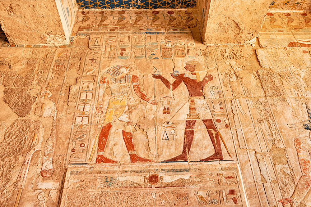 Murales egipcios, frescos y pinturas en el templo de Hatshepsut en Luxor. Misterios y rituales religiosos en Egipto: mitología y religión