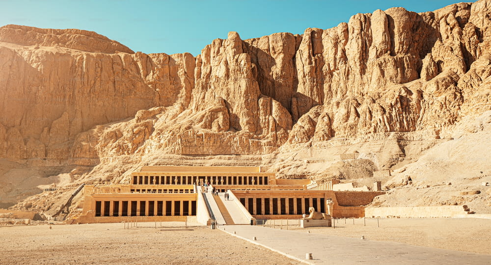 El Templo de Hatshepsut es una de las principales y famosas atracciones arqueológicas y turísticas del valle del Nilo, cerca de la ciudad de Luxor en Egipto