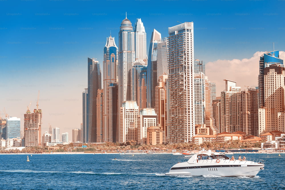 Vista del paisaje urbano de los rascacielos de Dubái: hoteles y edificios de apartamentos. Concepto de bienes raíces en el Golfo Pérsico. Resort de élite en Emiratos Árabes Unidos