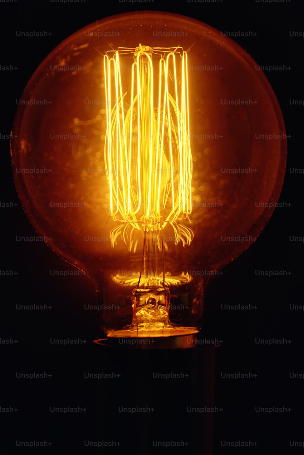 Ampoule vintage sur fond noir, gros plan Glowing edison ampoule
