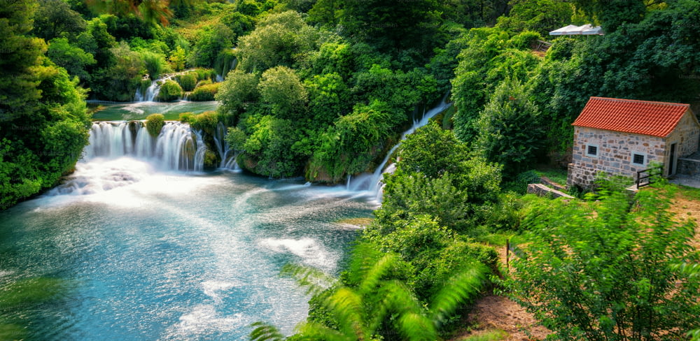 Paisagem panorâmica das cachoeiras de Krka no rio Krka no parque nacional de Krka na Croácia.