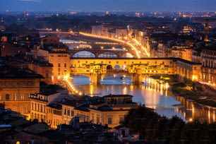 Pont Ponte Vecchio de Florence à l’horizon de nuit en Italie. Florence est la capitale de la région de Toscane, dans le centre de l’Italie. Florence était le centre du commerce médiéval de l’Italie et des villes les plus riches de l’époque passée.