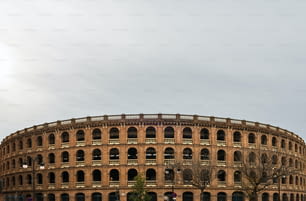 曇り空を背景にバレンシアのダウンタウンにある闘牛場、1850年から1859年の間に建てられた新古典主義様式のプラザデトロス。