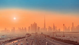 Highway Road und Dubai Stadtbild Skyline bei Sonnenuntergang. Transport und Reisen in VAE Konzept