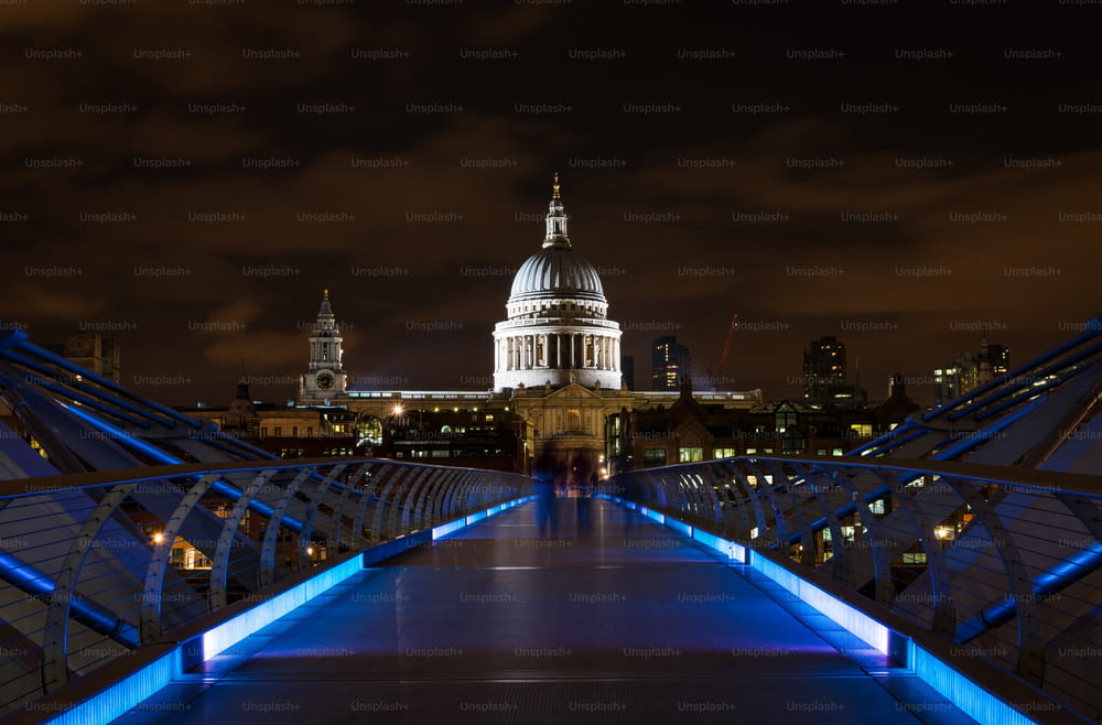 세인트 폴 대성당과 밀레니엄 인도교는 영국 런던의 밤에 불을 밝혔습니다.