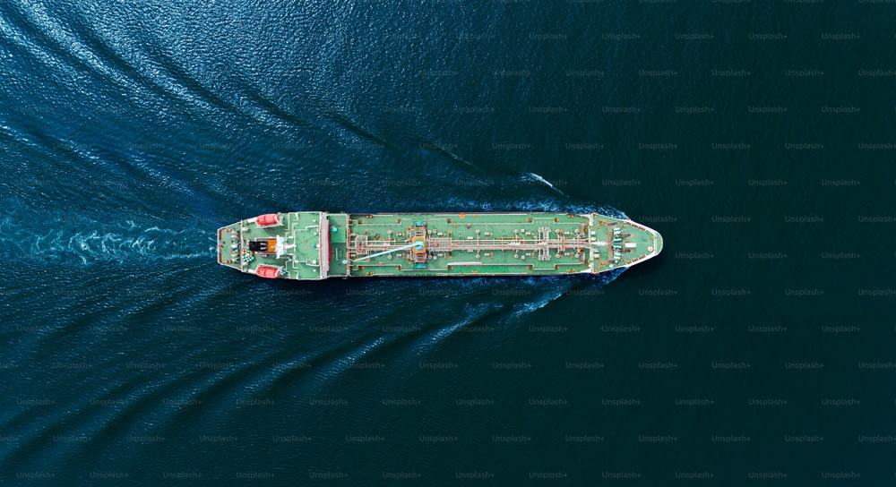 Vue aérienne de dessus pétrolier pour le transport du pétrole de la raffinerie sur la mer.