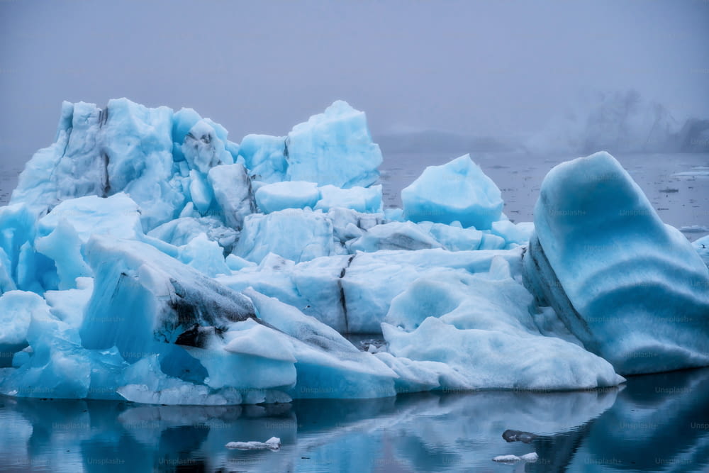 Icebergs em Jokulsarlon bela lagoa glacial na Islândia. Jokulsarlon é um famoso destino de viagem no Parque Nacional Vatnajokull, sudeste da Islândia, Europa. Paisagem de inverno.