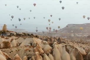 Vol en montgolfière en Cappadoce. Montgolfières colorées dans le ciel, paysage de la nature avec des ballons volants. Haute résolution