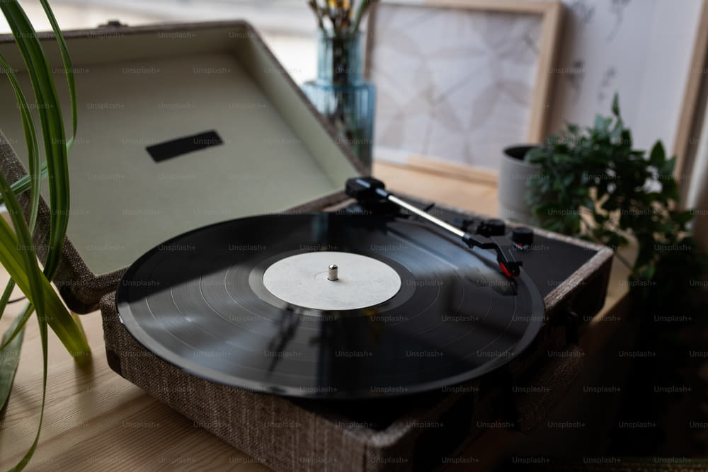 Plan horizontal sans nature morte d’un tourne-disque vinyle avec disque phonographique sur le rebord de la fenêtre à la maison