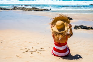 Touristin und Tourismusleben im Sommerurlaub Urlaub am Strand an einem sonnigen Tag und Sonne auf dem Sand entworfen - blaues Wasser Ozean im Hintergrund und Entspannungskonzept
