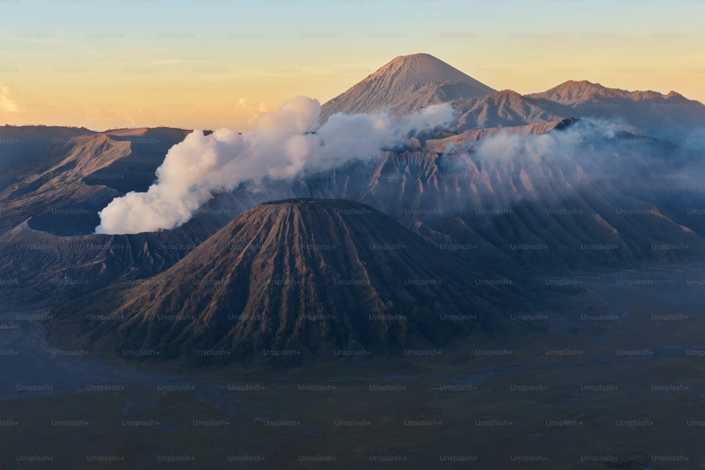 Nuvole di fumo sul vulcano Monte Bromo, Indonesia. Veduta aerea del Monte come vulcano attivo con cratere in profondità. Alba dietro le montagne.
