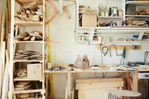Établi de menuisier avec assortiment de pièces en bois, boîte à outils et autres équipements