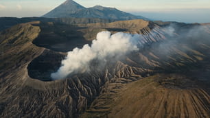 Humo del cráter de un volcán en Indonesia. Vista de ángulo alto del Monte Bromo como volcán activo en Java Oriental, Indonesia.