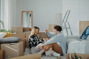 Un jeune couple joyeux dans leur nouvel appartement. Conception de déménagement.