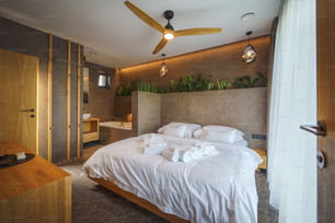 Un interior de moderno dormitorio en suite con baño en un hotel de lujo