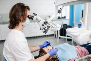 Eine Frau hat eine jährliche zahnärztliche Untersuchung in der Zahnarztpraxis.
