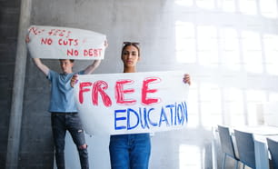 Estudantes universitários ativistas protestando dentro de casa na escola, lutando pelo conceito de educação gratuita.