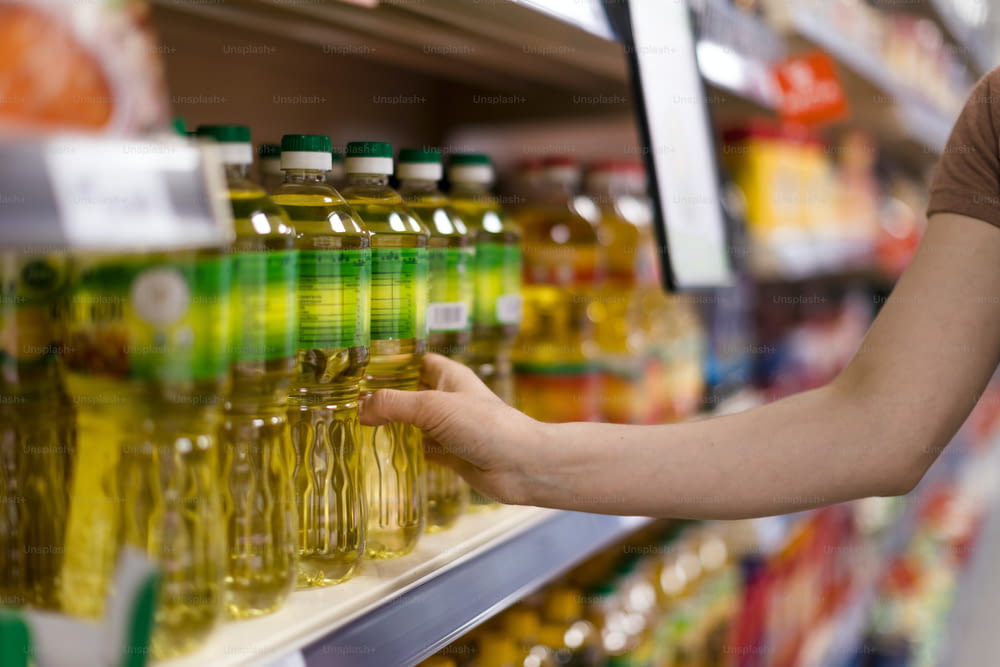 Eine Frau kauft Speiseöl im Supermarkt