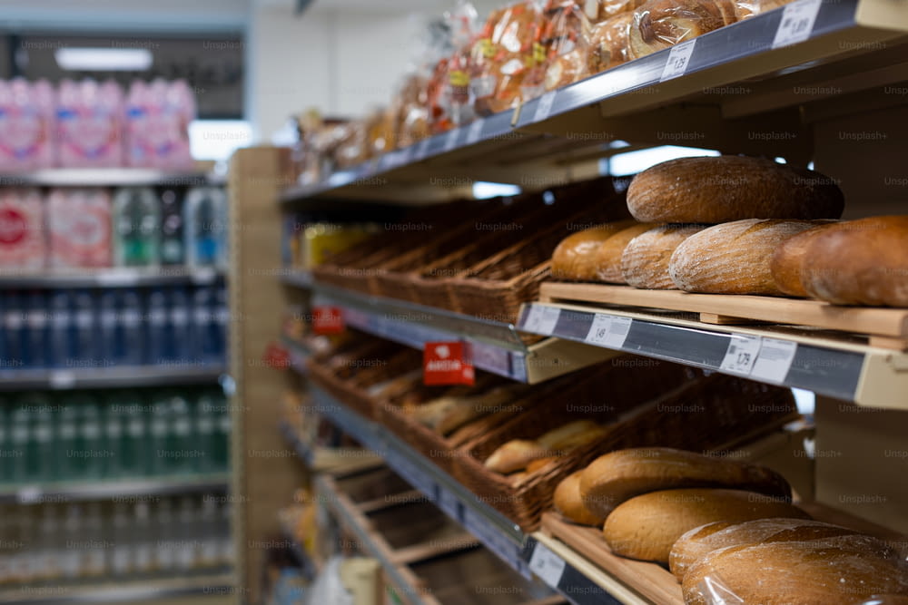 Ein Fokus auf Regale mit Brot im Supermarkt