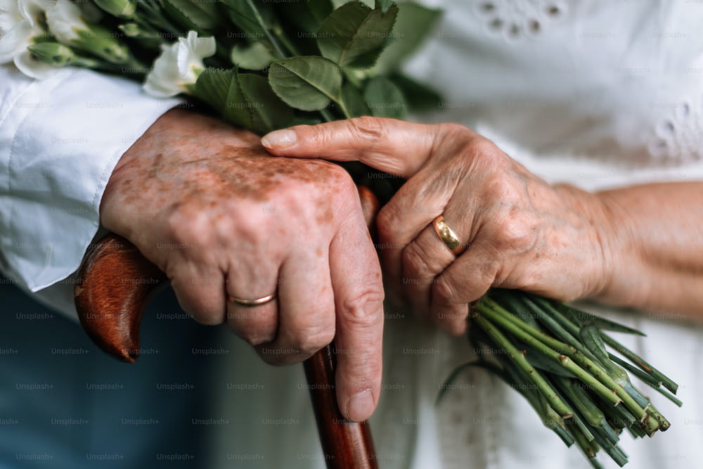 결혼 생활 중 황금 결혼 반지를 끼고 있는 노인들의 클로즈업.