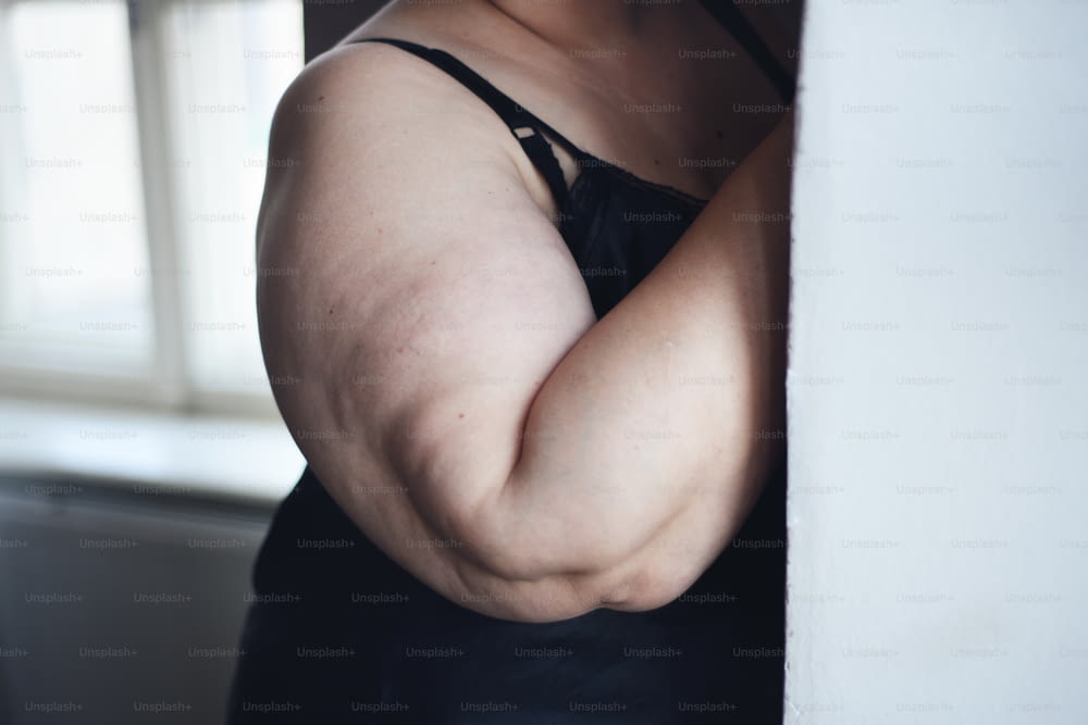 Um corte de mulher gorda solitária de cueca em casa.