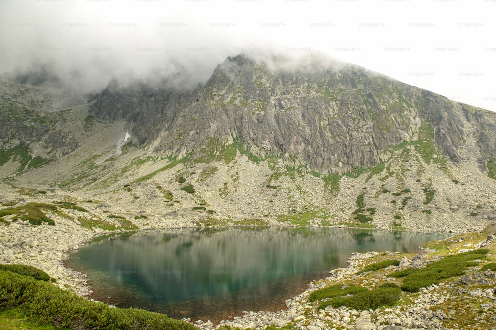 Beau paysage de haute montagne avec lac et haut sommet. Hautes Tatras, Slovaquie
