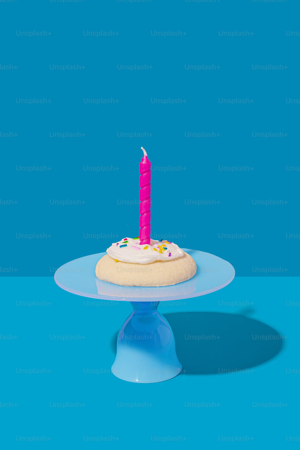 una torta di compleanno con una sola candela sopra di essa