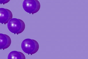 Un groupe de ballons violets flottant dans les airs