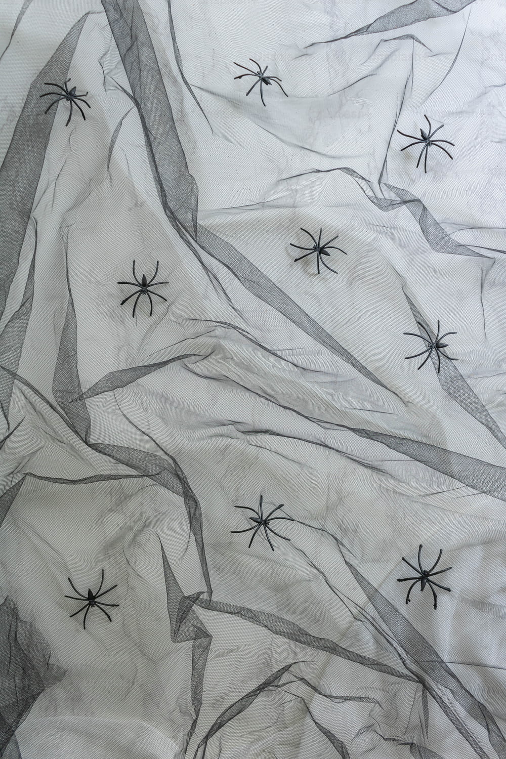 um desenho preto e branco de teias de aranha