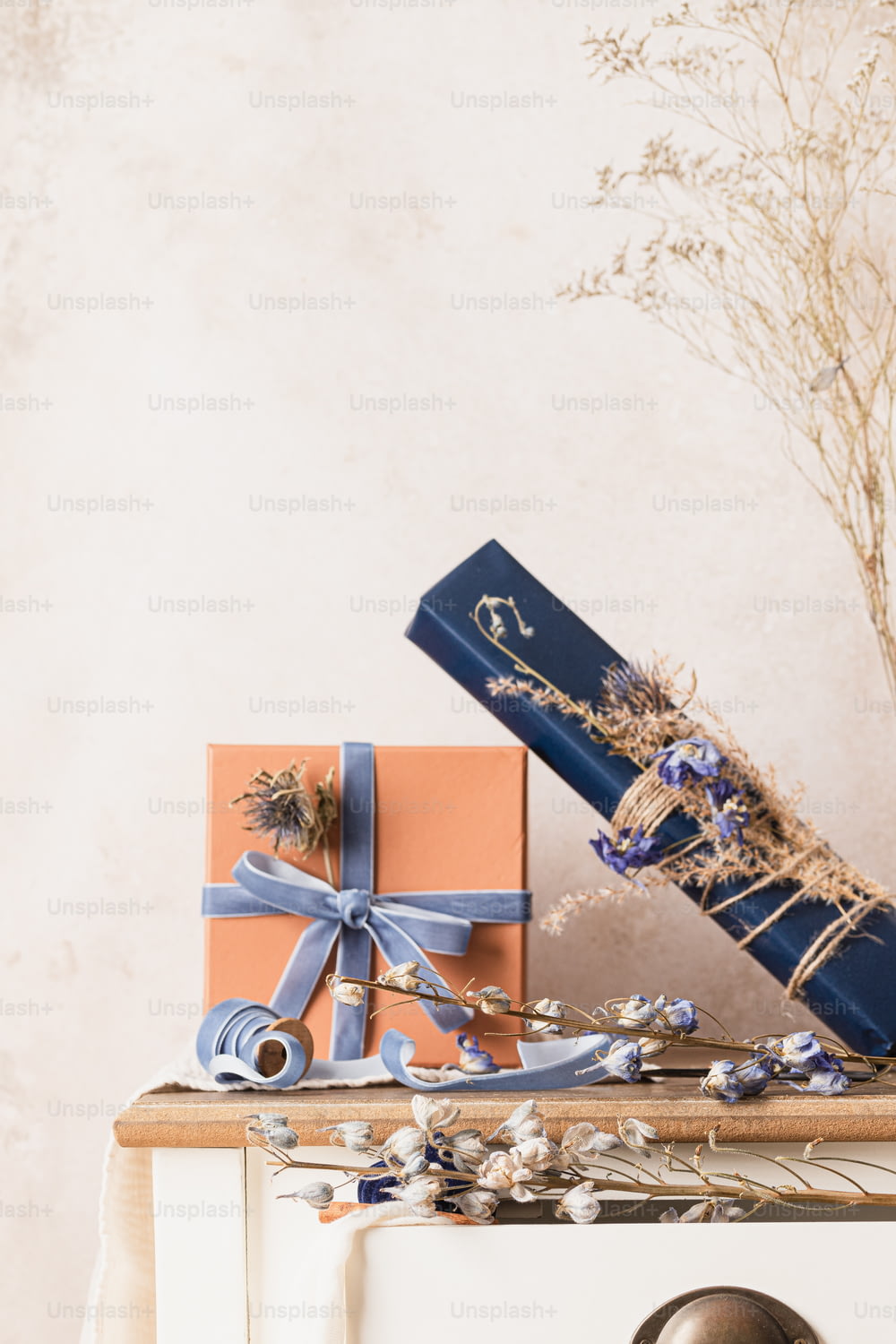 Una caja de regalo azul encima de una mesa