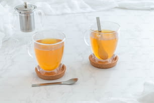 Zwei Tassen Tee auf einem Marmortisch