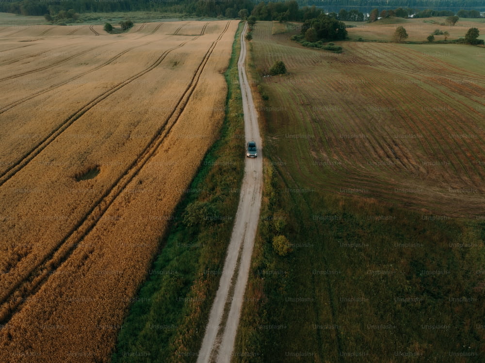 uma vista aérea de um caminhão dirigindo por uma estrada rural
