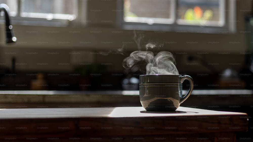 um copo fumegante em um balcão em uma cozinha