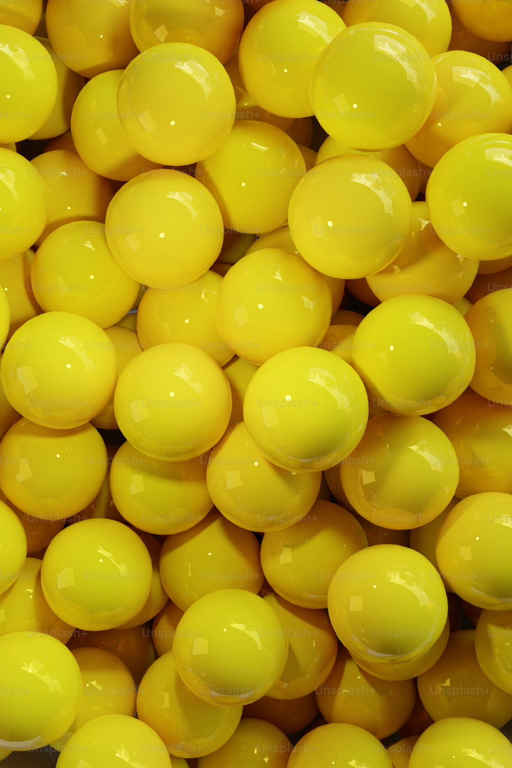 un tas de bonbons jaunes assis les uns sur les autres