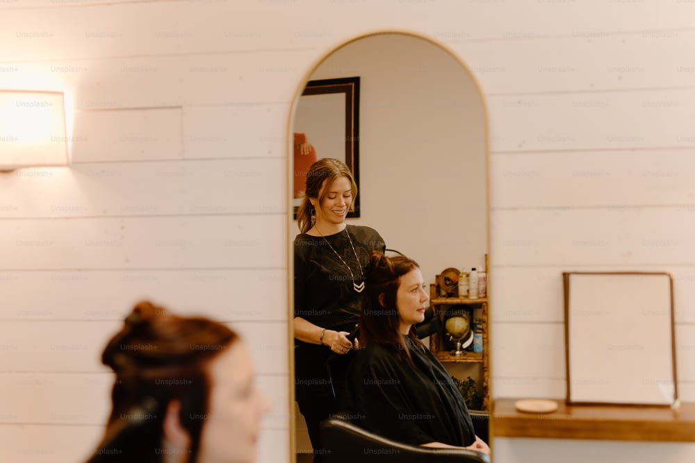 Una donna che si taglia i capelli in un salone