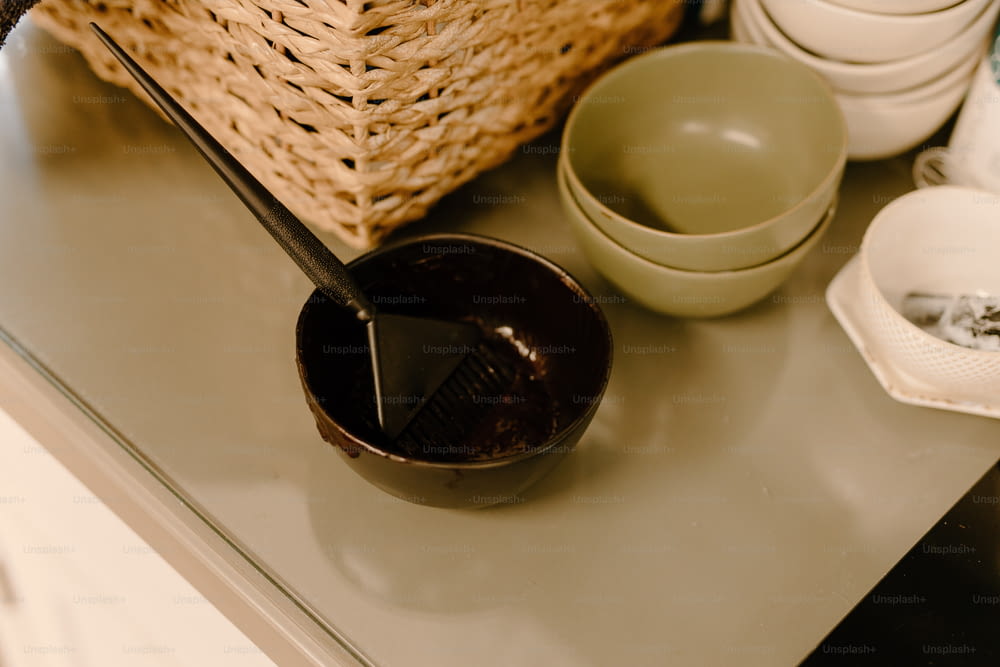 un tavolo con un cestino, una ciotola e un cucchiaio su di esso