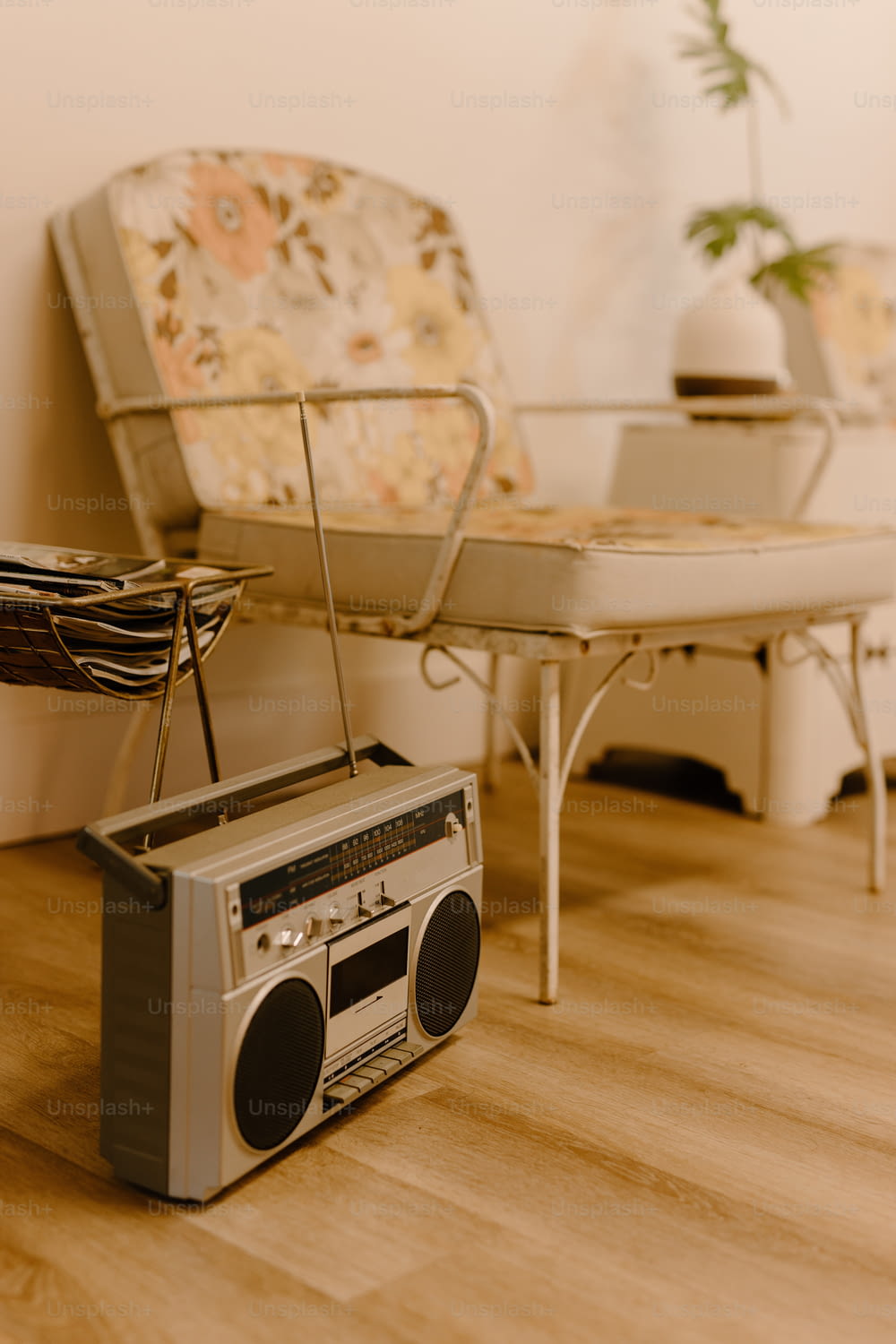 una radio seduta sul pavimento accanto a un divano