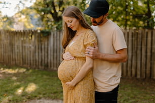 Ein Mann und eine schwangere Frau, die nebeneinander stehen