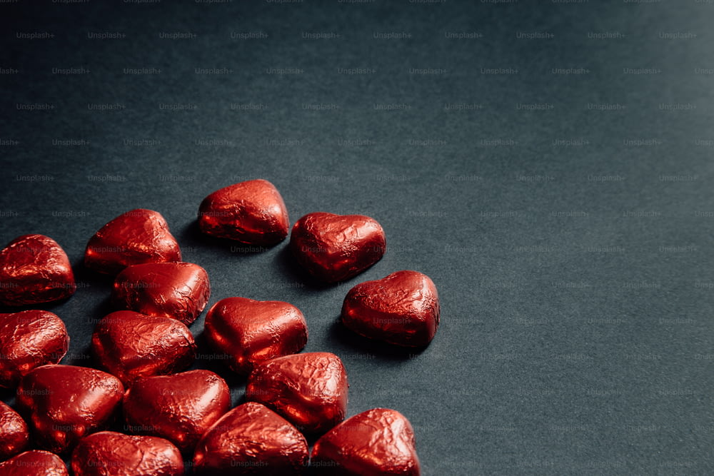 Ein Haufen Schokoladenherzen, die auf einem Tisch sitzen